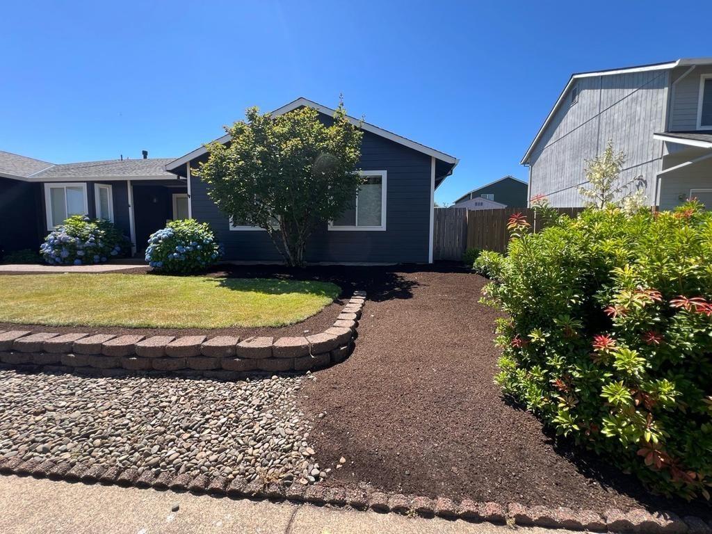 Lawn edging and fresh mulch beds in Salem area by Giron Landscaping