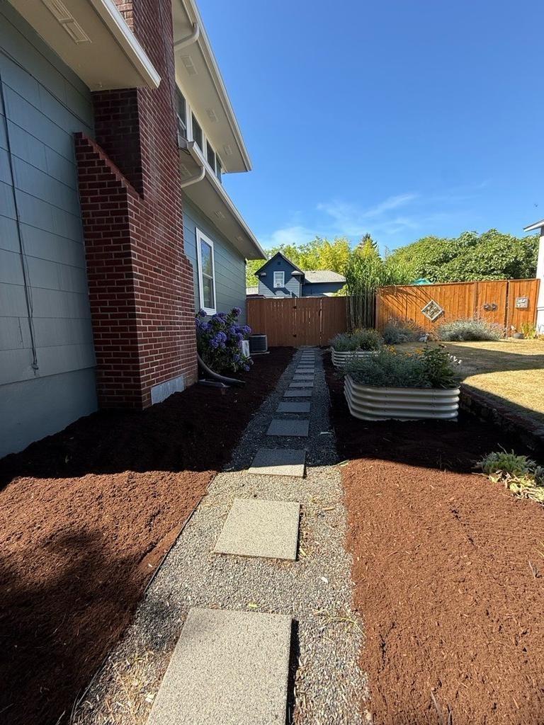 Mulching and garden bed edging in Salem Oregon